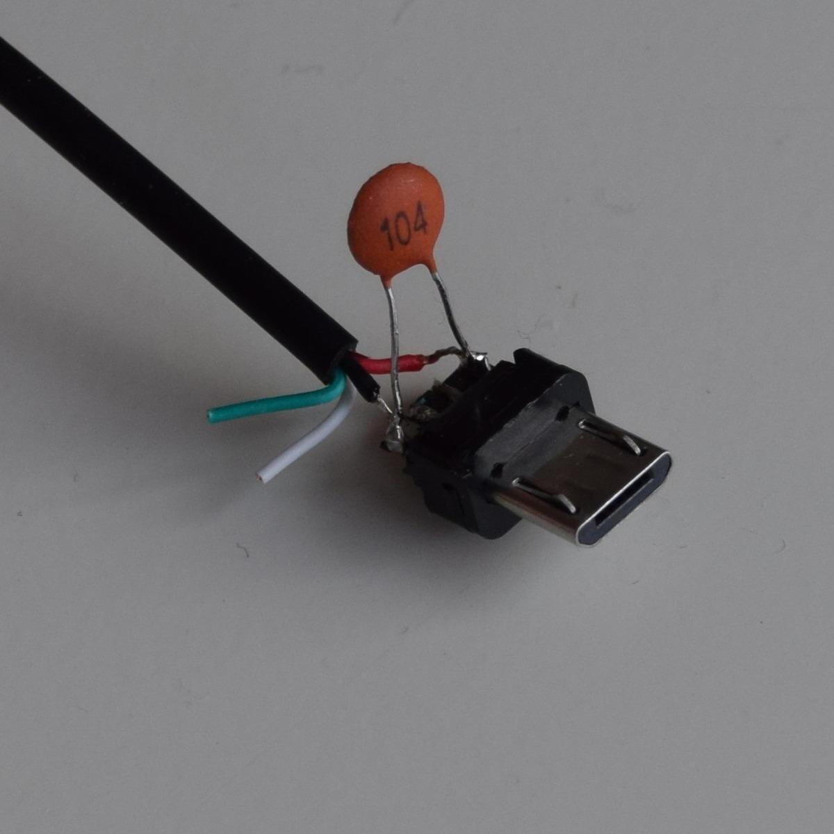Auf der Stecker-Seite sollte ein 0,1-µF-Kondensator dem Rauschen ein Ende bereiten. Leider ohne Erfolg.